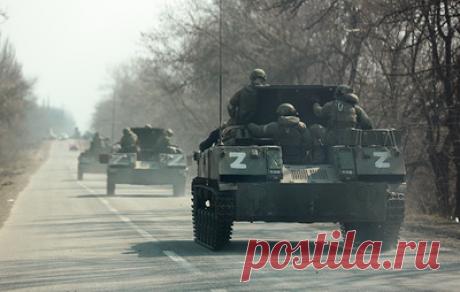 Начальник Генштаба ВС РФ вручил в зоне СВО награды бойцам, освободившим Марьинку. Награждение происходило на передовой, сообщили в Минобороны РФ