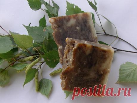 Как применять берёзовый деготь Дёготь — это натуральный продукт, полученный путём сухой перегонки верхней части коры молодого дерева.