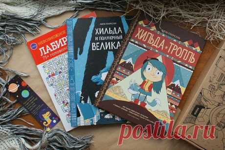 Скажете, не любите комиксы? Да вы просто не держали в руках книги-комиксы. Не тонкие журнальчики, а настоящие книги большого формата и в твердой обложке. Комиксы про голубоволосую Хильду можно рассматривать часами. Тем более что в каждом — добрая и поучительная история. Сюжет захватывает не только детей, мы, взрослые, тоже залипаем. Подарочный комплект "Фанату комиксов" уже на сайте МИФа -