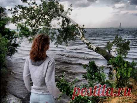 Не забывайте тех, кто помнит вас и ценит,
Ведь в этой жизни все когда-нибудь пройдет,
Но есть сокровища, которые нетленны.
Не обижайте близких, жизнь так коротка,
Храните верность и любовь. Все в мире тленно.
И возвращайтесь в отчий дом, ведь там всегда
Вас ждут и любят, просто любят неизменно.
В ночной тиши мы размышляем иногда
О том, что жизнь земная очень неспокойна.
Менять мы можем бесконечно города
И место жительства, но все же нужно помнить: