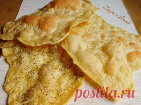 Pane armeno - ricetta senza lievito | Zenzero e Limone Il pane armeno LAVASH è un pane sottilissimo a base di farina, acqua e sale che non contiene lievito. Morbido appena fatto, diventa croccante indurendosi.
