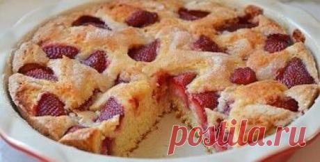 ПИРОГ: из жидкого теста с ягодами
Мука — 200 Грамм
Сахар — 200 Грамм
Кефир — 100 Грамм
Пекарский порошок — 1 Чайная ложка
Масло сливочное — 6 Ст. ложек
(попробовать заменить подсолнечным рафинированным)
Яйцо — 1 Штука
Ванильный экстракт — 1 Чайная ложка
Клубника — 100 Грамм