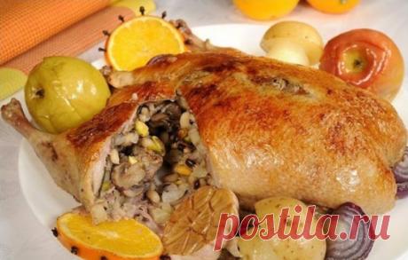 Фаршированная утка с грибами и черносливом Красиво подаем, спокойно нарезая на порции! Культурно поедаем))