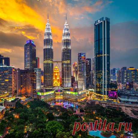 Пышность заката и свежесть утра... Все говорит о том, что время существует.. И вечность тоже.
Д. Стил.