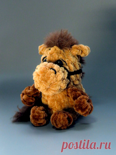 PDF Игогоша крючком. FREE crochet pattern; Аmigurumi toy patterns. Амигуруми схемы и описания на русском. Вязаные игрушки и поделки своими руками #amimore - плюшевая лошадь, маленькая лошадка из плюшевой пряжи, конь.