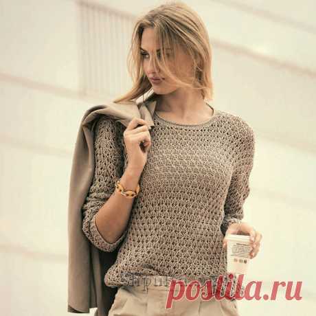 Летний пуловер с удлиненной линией плеч и круглым вырезом связан спицами мелким ажурным узором из серо бежевого хлопка с полиэстером.