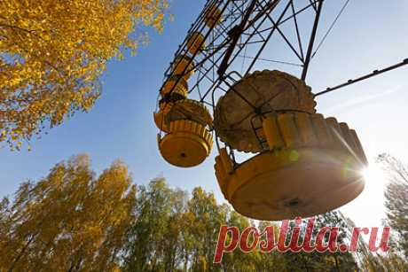 Россиянка сорвалась с заброшенного колеса обозрения. В Асбесте девушка 1998 года рождения сорвалась с заброшенного колеса обозрения в местном парке аттракционов. От полученных травм россиянка скончалась в больнице. Трагедия произошла утром 4 сентября. Девушка пришла в парк к своему молодому человеку, который ночевал в сторожке у автомобильной парковки.