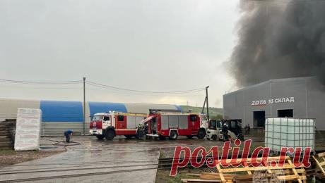 В Красноярске загорелся склад на площади 1,5 тысяч "квадратов". В Красноярске загорелся склад - огонь охватил 1,5 тыс. квадратных метров. По предварительным данным, пострадавших нет, сообщает пресс-служба краевого управления МЧС в "Максе". Уточняется, что речь идет о складе на улице ...