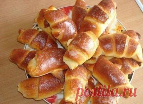 Очень простой рецепт рогаликов.
Тесто получается сдобным и, что самое главное, не надо ждать пока оно подойдёт, сразу же после замеса можно начинать заниматься выпечкой. Очень легко и быстро.
Подробней тут: https://saloem.poleznonam.ru/ochen-prostoj-recept-rogalikov.html