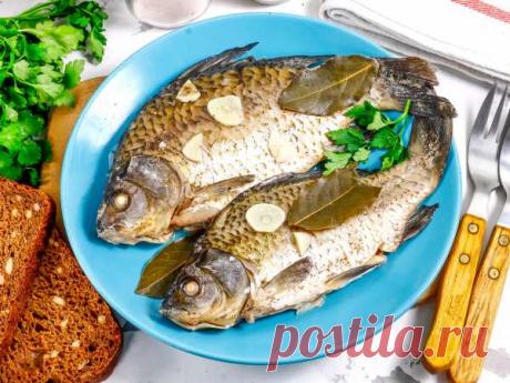 Караси, тушенные с чесноком — рецепт с фото пошагово