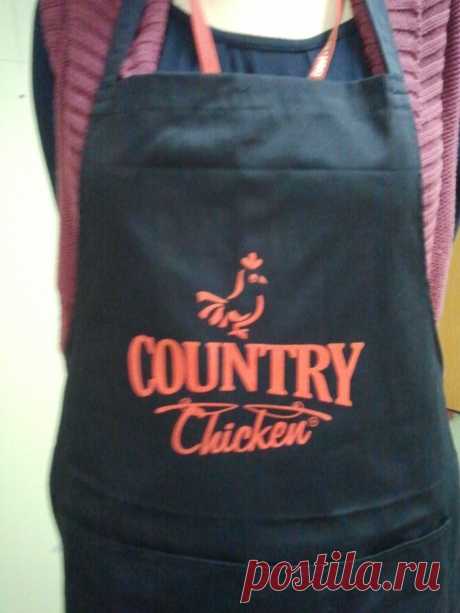 Печать шелкографией на фартуке "Country Chicken". Фартук с 2 карманами и поясом - 1 м. Твил,65% полиэстер,35% хлопок Цена: 495,00 руб.