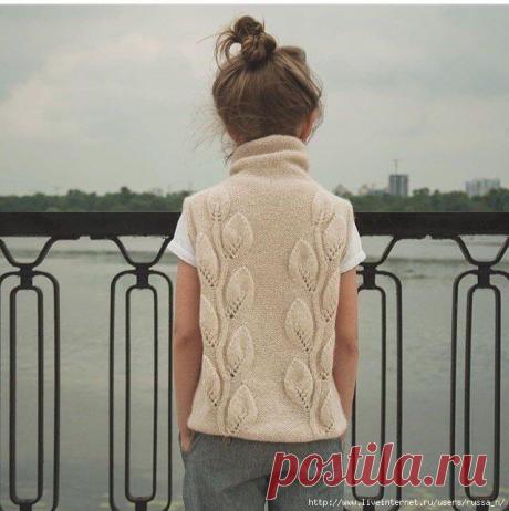 Женский жилет с листочками