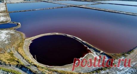 Соленое озеро в Юньчэне уже 4 тысячи лет служит местом добычи соли. Оно меняет свой цвет в зависимости от плотности воды и высоких температур. Шаньси, Китай.