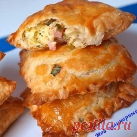 ПРОСТЫЕ ПИРОЖКИ ИЗ СЛОЕНОГО ТЕСТА С ЗЕЛЕНЫМ ЛУКОМ, СЫРОМ И ВЕТЧИНОЙ