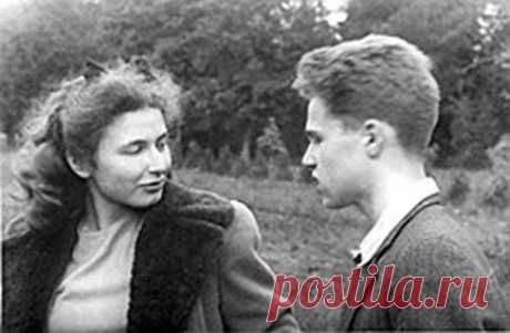 Московские школьники создали организацию «Четвертый рейх» во время войны. Эта затея не была тщательно спланированным заговором «золотой молодежи» против Сталина – организация, созданная сыном наркома авиации СССР Владимиром Шахуриным, больше напоминала глупую игру детей высокопоставленных родителей. Поэтому и расплата за существующий только на бумаге «Четвертый рейх» последовала по тем временам «вегетарианская».