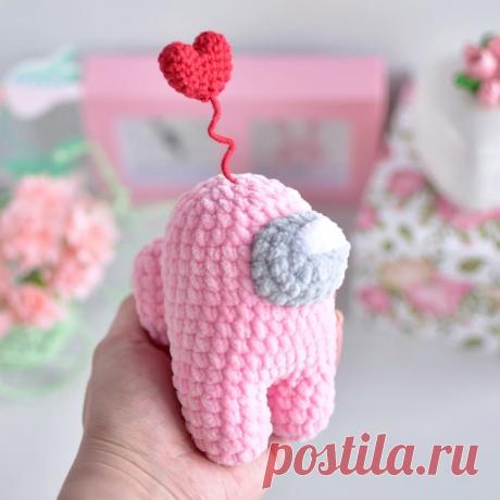 PDF Сердечный космонавт крючком. FREE crochet pattern; Аmigurumi toy patterns. Амигуруми схемы и описания на русском. Вязаные игрушки и поделки своими руками #amimore - персонаж из игры Among Us, Амонг Ас, космонавт, астронавт.
