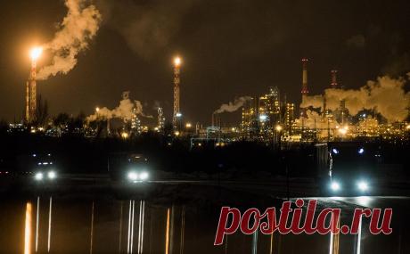 Bloomberg сообщил о падении объемов нефтепереработки в России. 12 января ЛУКОЙЛ сообщил об «инциденте» на нижегородском НПЗ, из-за чего остановили работу технологической установки. Источники РБК говорили, что власти рассматривали возможность ограничения экспорта бензина из-за случившегося