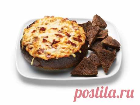 Горячий соус-дип Рубен в хлебной чаше рецепт | Гранд кулинар