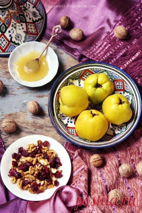 Айва, фаршированная орехами и сушёной клюквой.