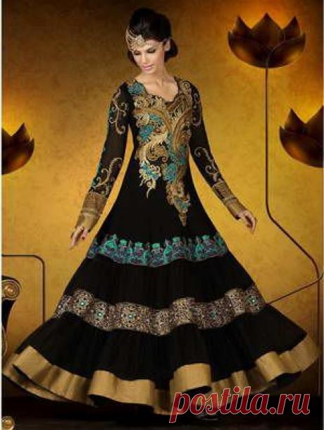 Чёрное длинное платье "в пол" из креп-жоржетова, с длинными рукавами, украшенное вышивкой скрученной шёлковой нитью с люрексом