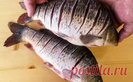 Рыба без костей и речного запаха: делаем надрезы и фаршируем снаружи Многие хозяйки не слишком любят готовить речную рыбу, поскольку в ней много мелких костей и при жарке она сохраняет характерный речной запах. Мы одним рецептом решим обе проблемы: сделаем карпов...