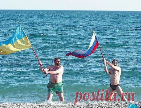 --- Позвонил друг из России ,сказал,что берёт бутылку горилки ,шмат сала и едет меня захватывать! Я сказал, что без боя не сдамся и купил ещё две бутылки водки пару кило колбасы и селедку...Пусть тока сунется! А жинка моя ещё и ведро вареников налепила...