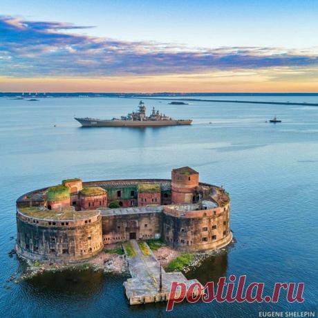 Атомный крейсер "Пётр Великий" и форт "Император Александр I" с высоты птичьего полёта на закате солнца
Автор фото: xensey