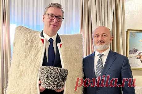 Кадыров показал фотографию Вучича в кавказской бурке. Глава Чечни Рамзан Кадыров показал фотографию президента Сербии Александра Вучича в кавказской бурке. Кадры с политиком он разместил в своем Telegram-канале. Как сообщил глава российского региона, бурку Вучичу передал представитель главы Чеченской Республики в арабских и мусульманских странах Турко Даудов.