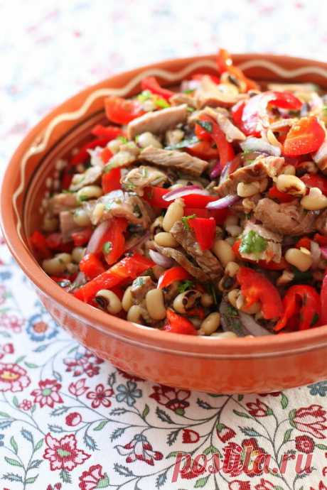 Салат "Тбилисо" Очень сытный, вкусный салат ИСТОЧНИК РЕЦЕПТА ПОНАДОБИТСЯ: - 300 г отваренной нежирной говядины* - 1 большая красная луковица - 1 красный болгарский перец - 1 стручок жгучего перца - 300 г вареной фасоли** - 30-70 г очищенных грецких орехов - 3-4 дольки чеснока - зелень кинзы - соль - черный молотый…