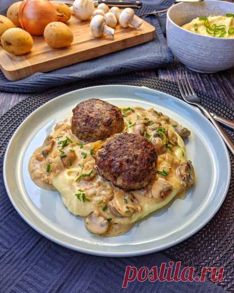 Frikadellen mit Kartoffelpüree und Pilzrahmsoße ist eines dieser tollen einfachen Gerichte, das ebenso lecker ist, wie es einfach ist. Ein tolles, schnelles Essen, das der ganzen Familie schmeckt und gerade bei Kindern nichtig gut ankommt.