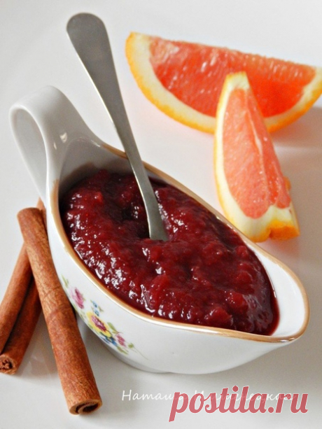 Соус из брусники с апельсиновым соком
автор Наташа Имшенецкая
Вкусный, немного терпкий, кисло-сладкий соус идеально подходит для блюд из мяса или птицы. Такой соус можно подать отдельно к запеченному мясу, отбивным или стейкам, а так же использовать его для запекания.
Для приготовления понадобится:
брусника — 250 г;
апельсиновый сок — 150 мл;
сахар коричневый— 2-3 ст.л. (или по вкусу);
цедра 1 апельсина;
корица — 1 палочка.
Бруснику промыть, перебрать, сложить в сотейни...