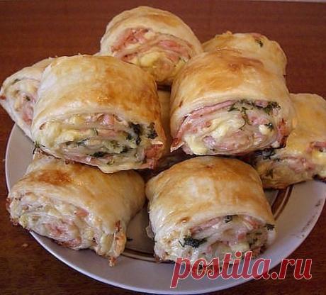 Рулетики из слоеного теста с колбасой и сыром