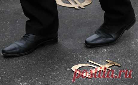 Банк России вмешался в процесс падения рубля. Что важно знать. ЦБ объявил о прекращении покупок валюты на внутреннем рынке, после того как рубль ослаб до 114 за доллар на форексе и 15 за юань на Мосбирже. Это решение значимо не укрепит рубль, но снизит волатильность курса, считают эксперты