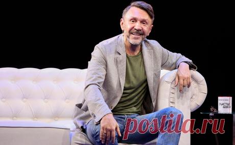 Сергей Шнуров представил новую группу. Музыкант и генеральный продюсер телеканала RTVi Сергей Шнуров презентовал свой новый музыкальный проект — группу «Зоя».