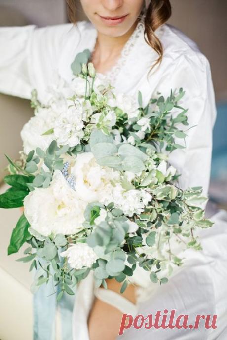 Букет невесты в светлой бело-зеленой палитре - выбор романтичных и нежных натур! Продолжение историй смотрите по ссылкам в описании к фото. Еще больше вдохновения в ленте weddywood: