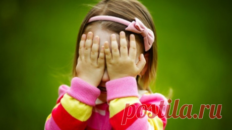 Почему люди плачут? (3 фото) | Чёрт побери Когда мы видим плачущего человека, то первое, что приходит в голову — с человеком случилось что-то плохое, но это может быть и не так на самом деле Типы слёз Существует 3 типа человеческих слез: базальные, рефлекторные и эмоциональные. Каждый из них имеет свои особенности. Базальные слезы выделяются постоянно, смачивая роговицу и очищая глаз. Рефлекторные слезы — это реакция организма на раздражители. К примеру: инородные частицы,...