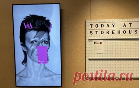 В Лондоне в Музее Виктории и Альберта открывается архив Дэвида Боуи. Центр содержит более 90 тыс. предметов, принадлежавших рок-певцу