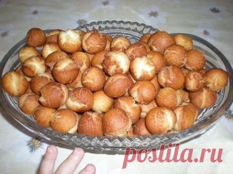 Ну очень вкусно!
А простооо......
Банка сгущенки+щепотка соли+2яйца+сода на кончике ножа+мука сколько возьмет тесто.
Раскатать шарики с фалангу мизинца, большие не делать, будут трескаться при жарке. Обжарить на растительном масле. ВСЕ!