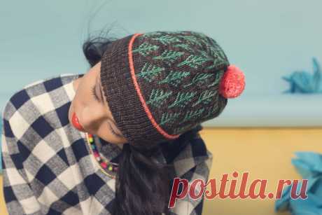 Шапка зимняя женская Deep Woods Toque (Таежный лес) с ярким помпоном.