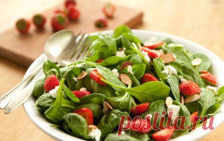 Куриный салат с орехами и клубникой | Бабушкины рецепты