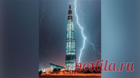 Ужасающая красота: удар молнии в самое высокое здание Европы сняли на видео Момент попадания разряда молнии в верхушку небоскреба сняли очевидцы.