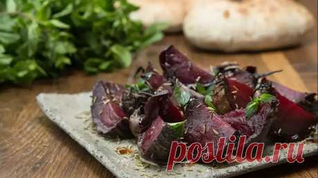 סלקים אפויים במלח גס - וואלה! אוכל אפיית הסלקים במלח גס סופחת את הנוזלים שלהם ומחזקת את הטעם והמתיקות. ניתן לעשות במלח שימוש חוזר בכל ירקות השורש שאופים