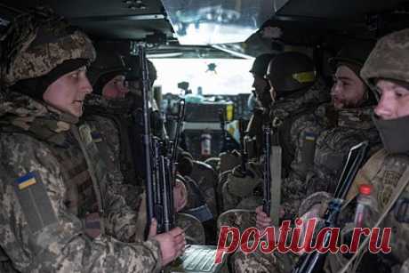 Украинским военным урежут зарплаты и лишат боевых выплат. Большинству украинских военнослужащих, в том числе проходящим срочную службу, мобилизованным и кадровым военным, начиная с марта 2023 года, в несколько раз урежут зарплаты и лишат боевых выплат. В январе министр обороны Украины Алексей Резников подписал приказ об изменении порядка выплаты денежного довольствия.