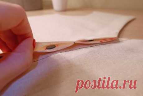 СУПАТНАЯ ЗАСТЁЖКА В ИЗДЕЛИИ С ОБТАЧКОЙ (Шитье и крой) Выполнить классическую потайную застёжку, которая деликатно скроет от посторонних глаз простые пуговки или кнопки, вовсе не сложно. Но загадочная супатная застёжка в изделии с обтачкой и фигурной г…