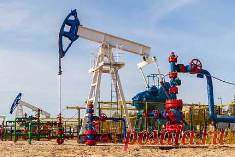 Правительство предложило новую схему расчета цен на нефть для налогов. В Государственную Думу России внесли законопроект, меняющий порядок расчета цены нефти для налогов с апреля 2023 года. Раньше цена экспортной альтернативы в формуле бензинового демпфера формировалась с учетом понижательного коэффициента, который равен величине дисконта в цене Urals относительно Bren.