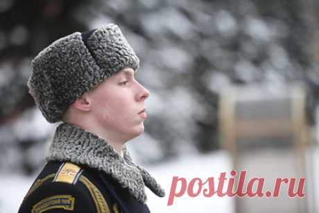 Россияне рассказали о своем отношении к 23 февраля. Россияне рассказали о своем отношении ко Дню защитника Отечества. Так, 36 процентов опрошенных заявили, что это праздник для всех мужчин, 45 процентов назвали его праздником только для военнослужащих. Большинство респондентов отметили, что отдых по случаю 23 февраля продлевать за счет отпуска или отгулов не планируют.