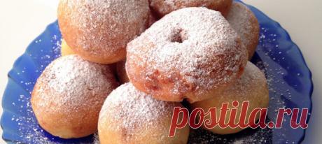 Творожные пончики в сахарной пудре. Видеорецепт В сухую чистую миску выложить творог, добавить яйца, муку, сахар, соду и соль и аккуратно лопаткой или деревянной ложкой смешать все до однородной консистенции.
