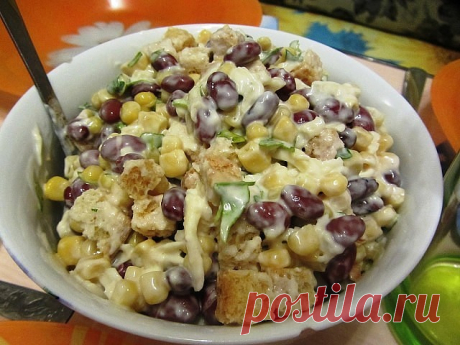 Салат с фасолью, сыром и сухариками