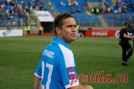 Кержаков назвал свою зарплату в сербском «Спартаке». Главный тренер сербского «Спартака» Александр Кержаков назвал свою зарплату. По словам российского специалиста, он получает около 2 тысяч долларов в месяц. «Моя зарплата в несколько раз меньше, чем в Нижнем Новгороде. Думаю, что столько получают тренеры второй лиги», — отметил Кержаков.