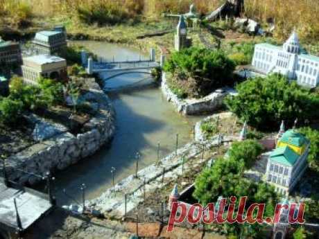 Тетя Роза из Одессы знает, как сделать необычную клумбу буквально из ничего! Цветники внутри старых вещей — лучшие.